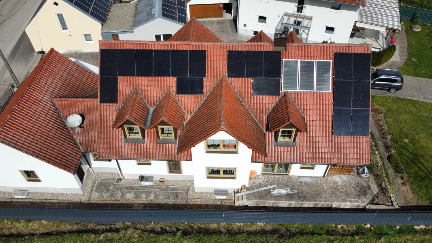 Solion UG – Solarmodule auf einem Wohnhaus